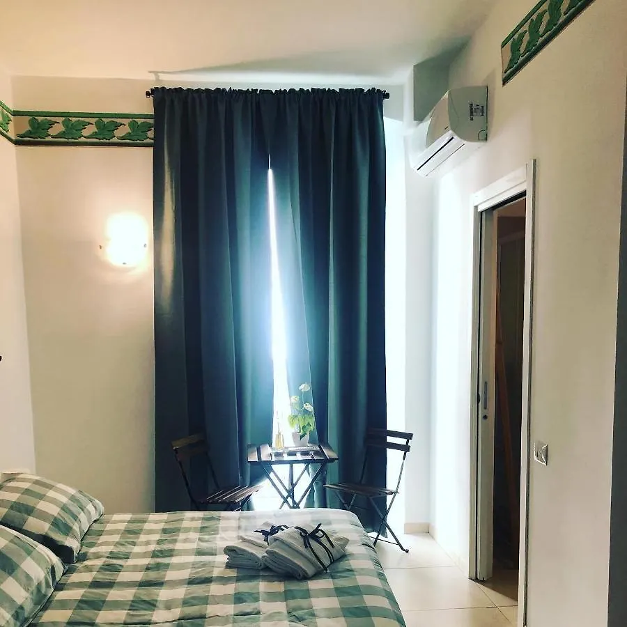 Via Fiume Cento 17 Hotel La Spezia 0*,  Italia